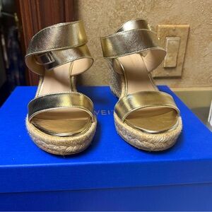 A pair of Stuart Weitzman shoes size 5.5 color metallic Napa